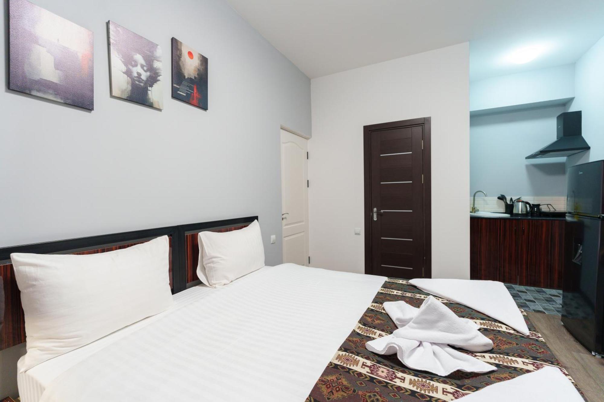 Gh Family Hotel Yerevan Bagian luar foto