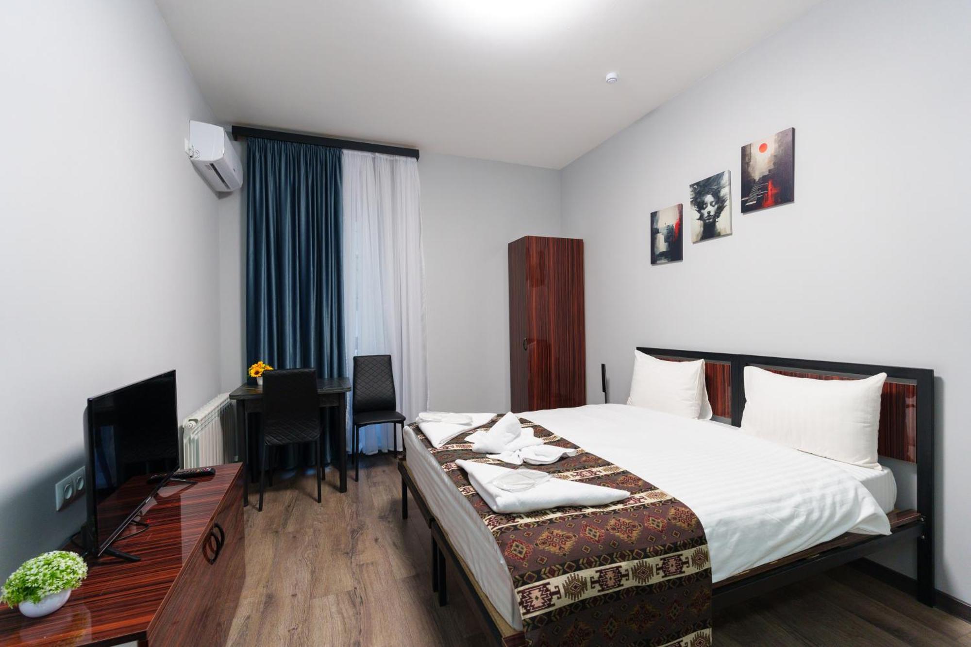 Gh Family Hotel Yerevan Bagian luar foto