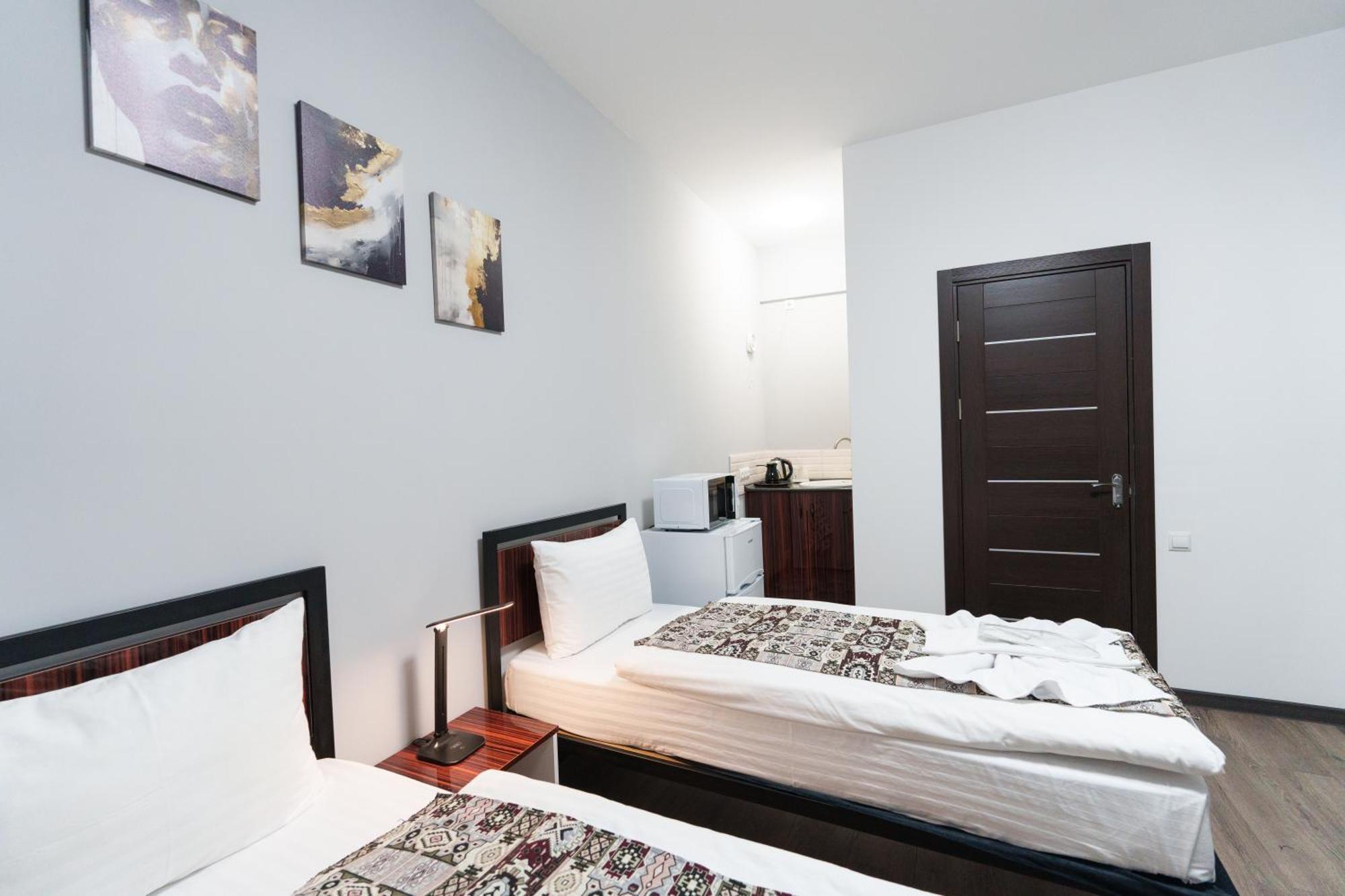 Gh Family Hotel Yerevan Bagian luar foto
