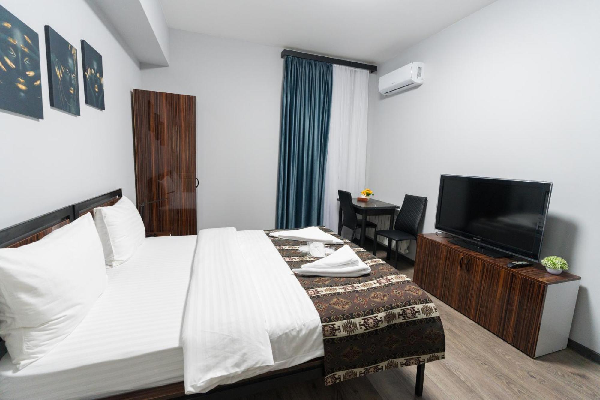 Gh Family Hotel Yerevan Bagian luar foto