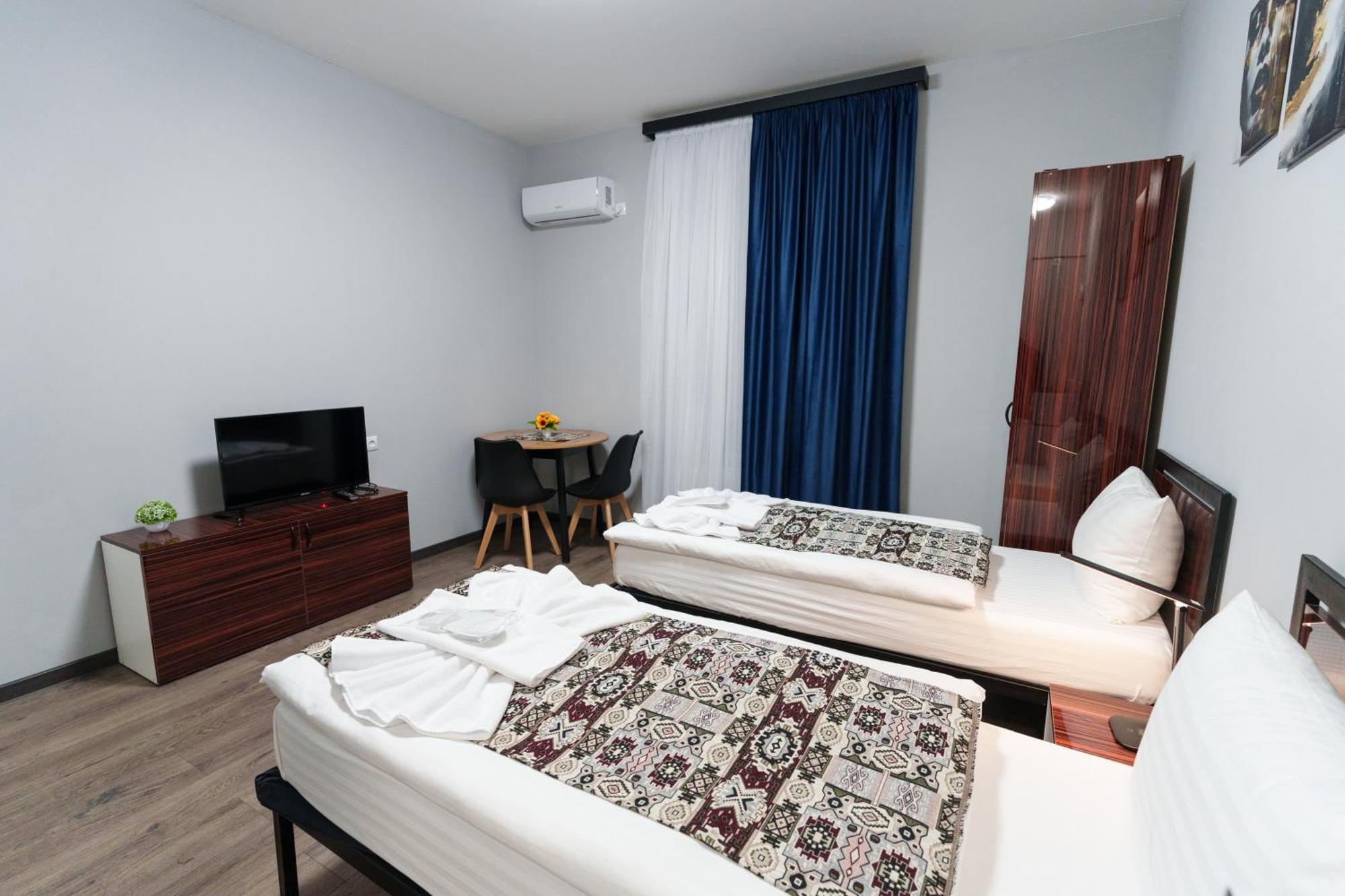 Gh Family Hotel Yerevan Bagian luar foto