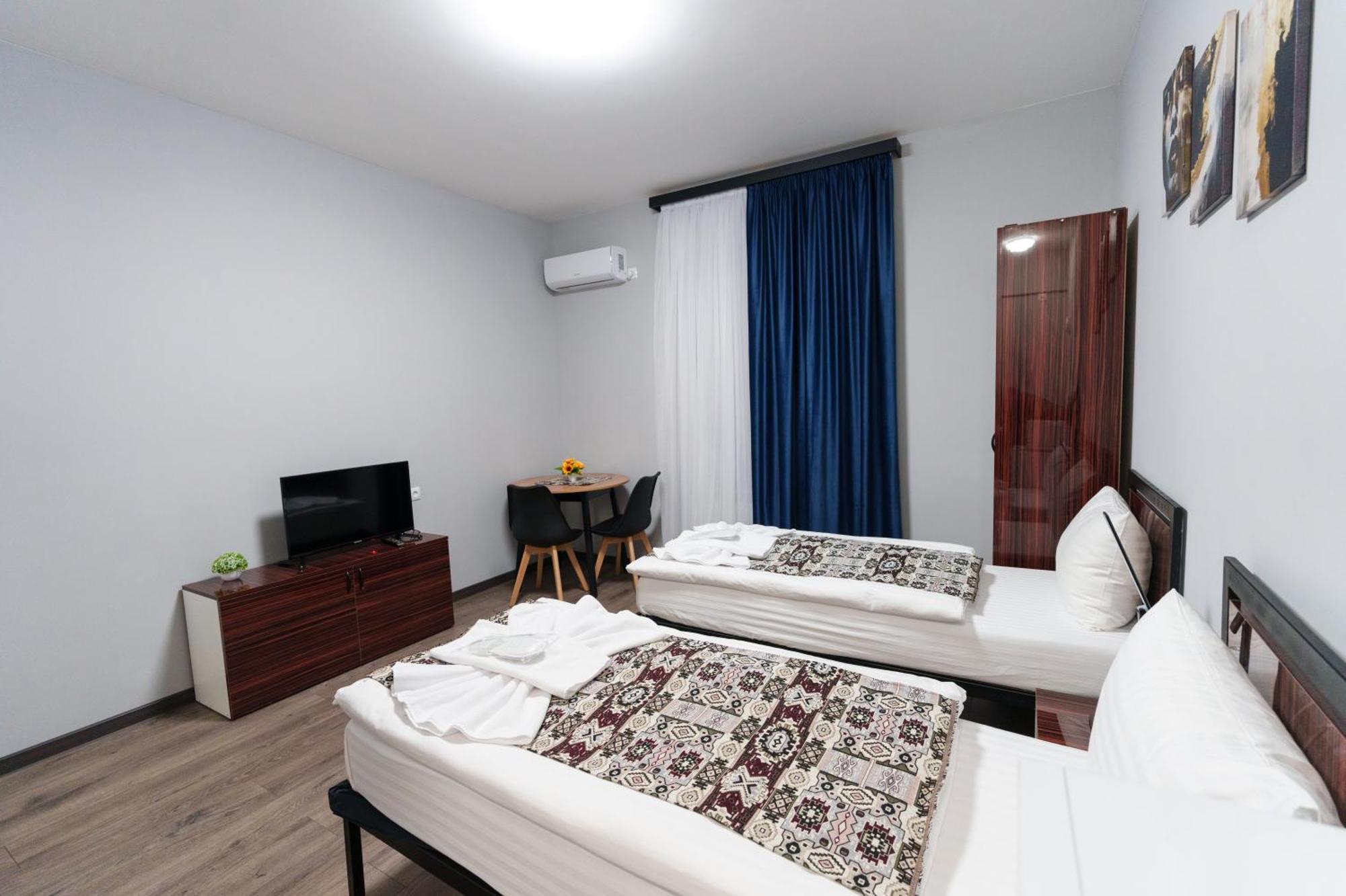 Gh Family Hotel Yerevan Bagian luar foto