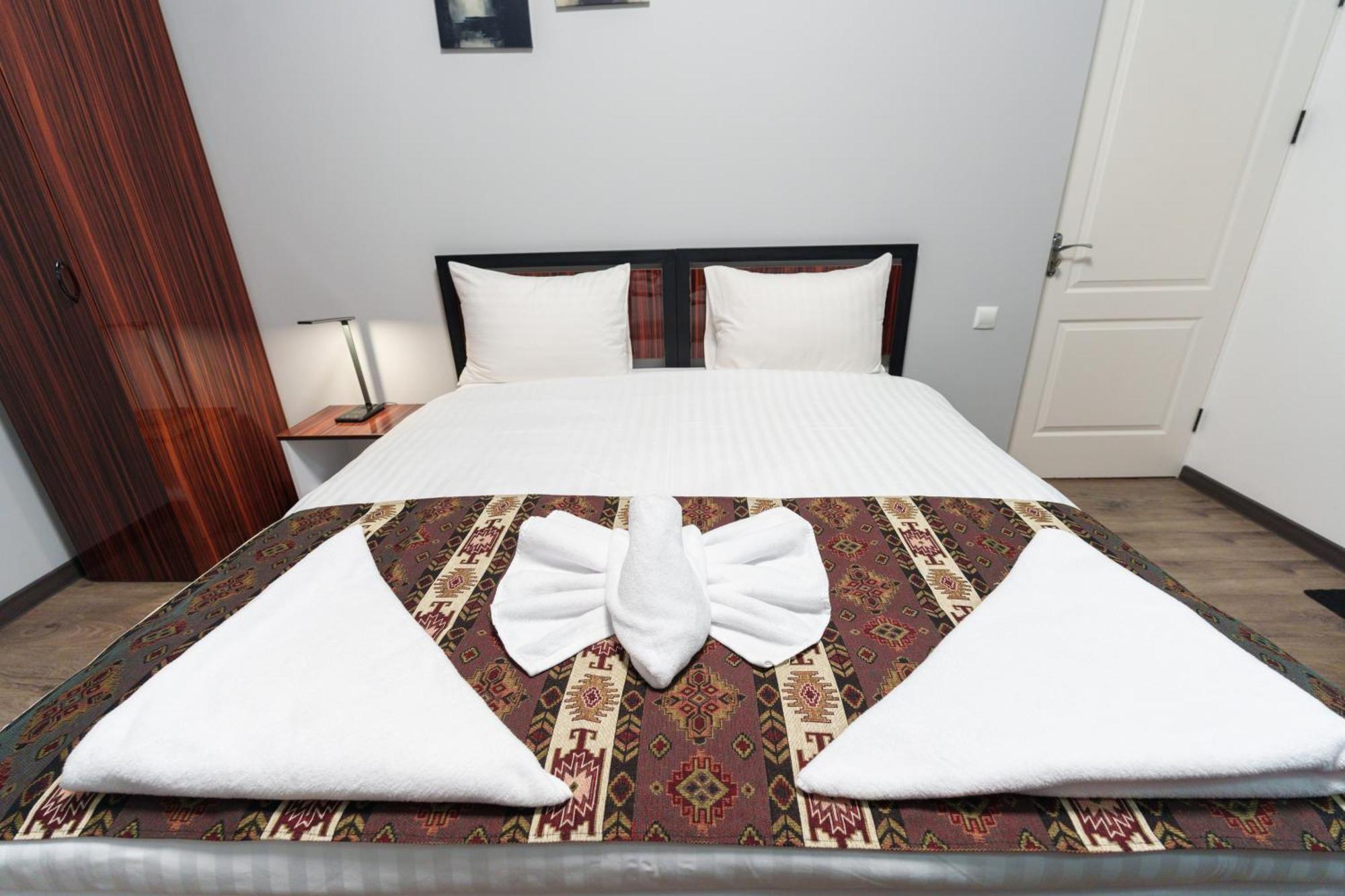Gh Family Hotel Yerevan Bagian luar foto
