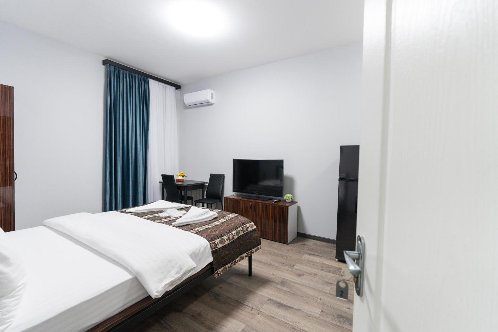 Gh Family Hotel Yerevan Bagian luar foto