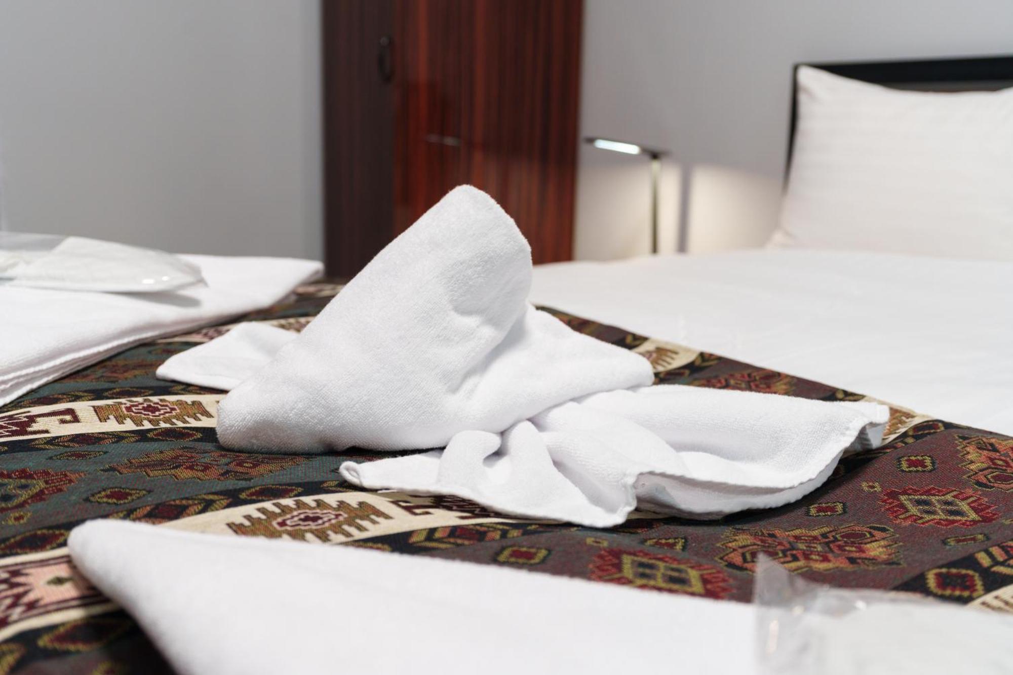 Gh Family Hotel Yerevan Bagian luar foto